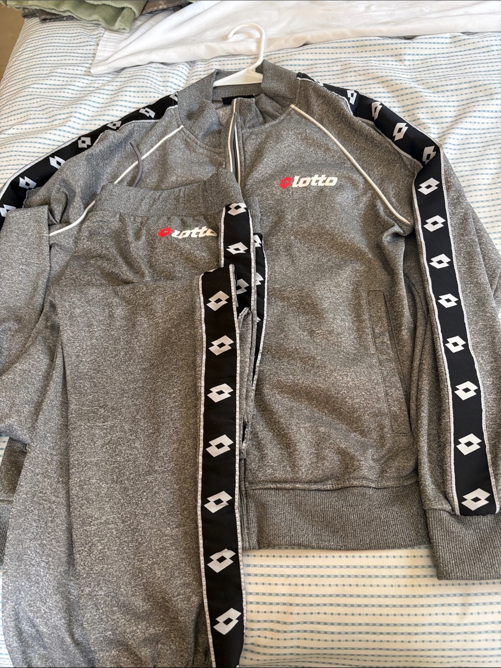 LOTTO TRCKSUIT SET JACKET A ND MATCHING JOGGER PANTS SIZE XL.